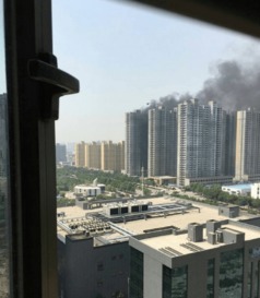 曝郑州高新区楼盘起火狼烟滚滚 不久前该区服装厂曾爆炸 现场图